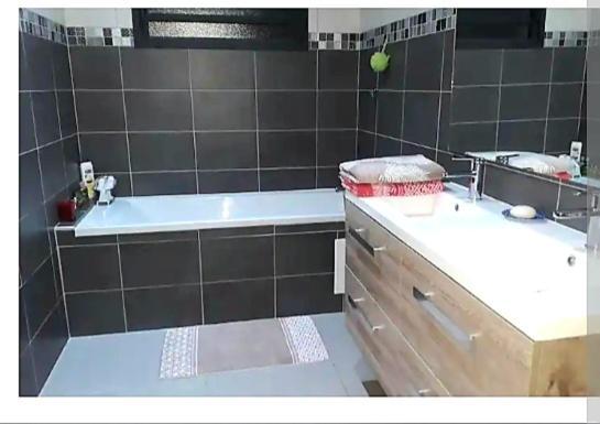 Chambre Privee Dans Maison เลอ ตอมปง ภายนอก รูปภาพ